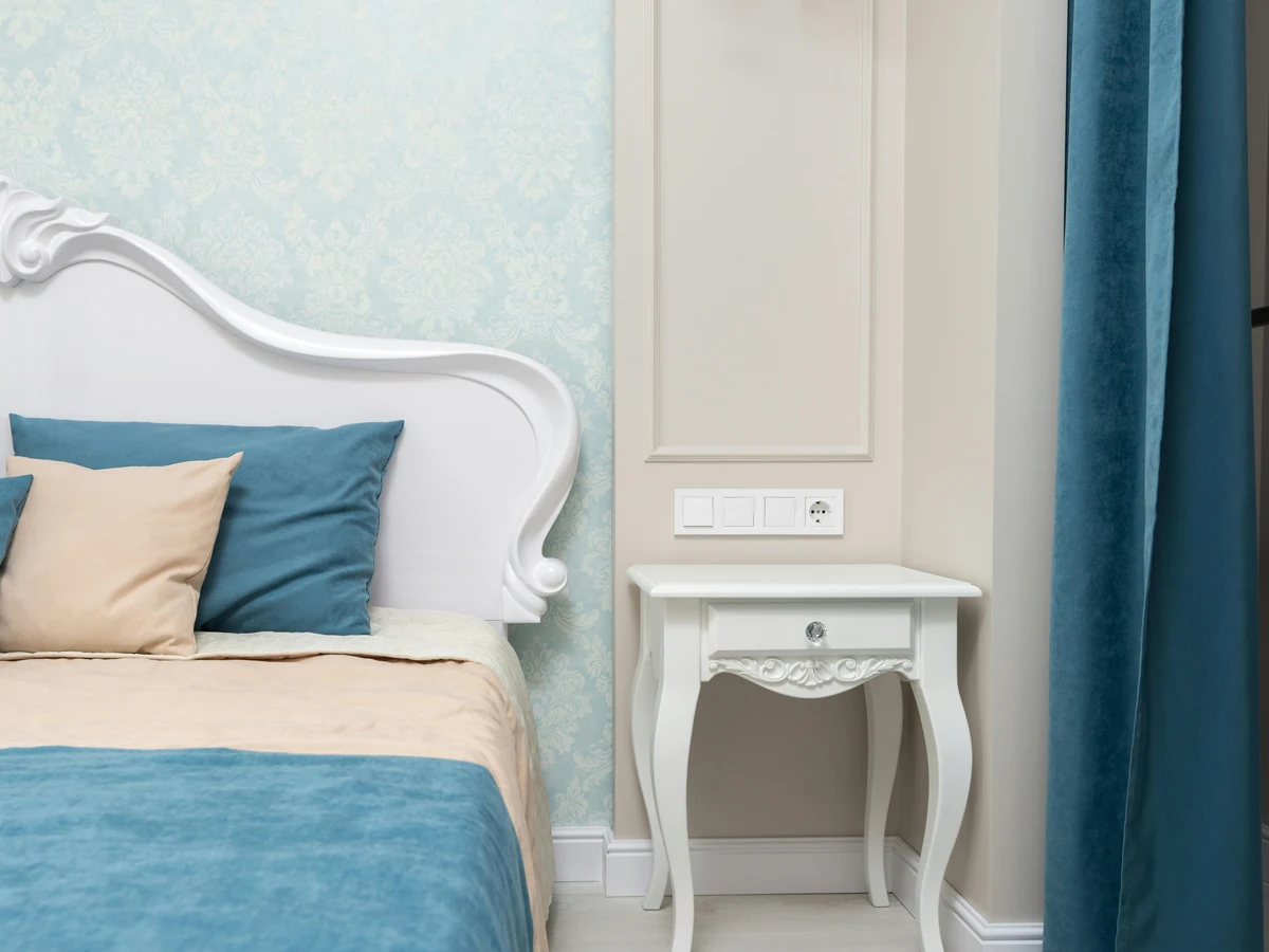 bedroom-painting-bedroom-floral-blue-hull-decorators Interior bedroom painting with floral blue wallpaper in a Victorian terrace in Newland Hull