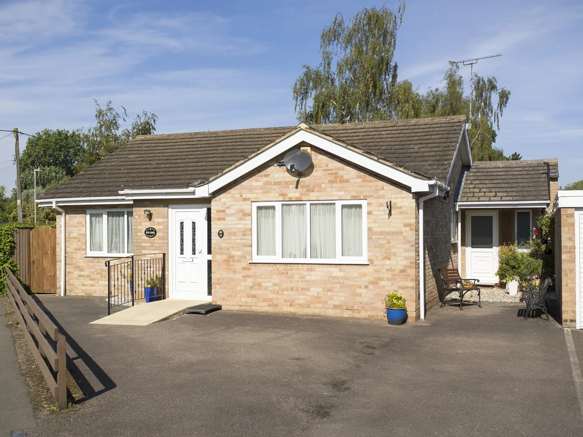 Brick bungalow exterior painted by Hull Decorators, Hull property with painted front elevation