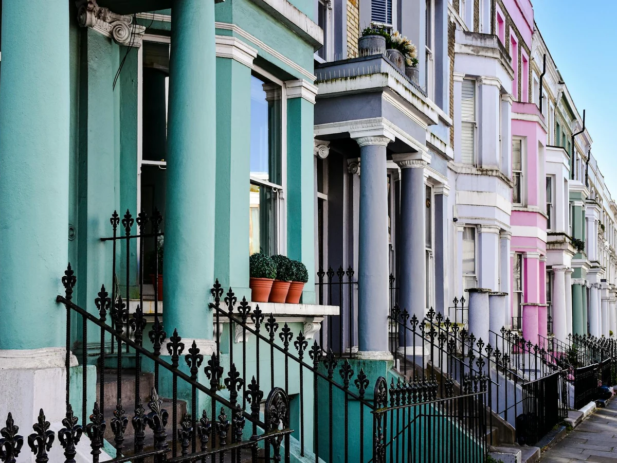 exterior-painting-teal-pink-period-hull-decorators Exterior painting of a period property with teal and pink colourwork in Goole by Hull Decorators