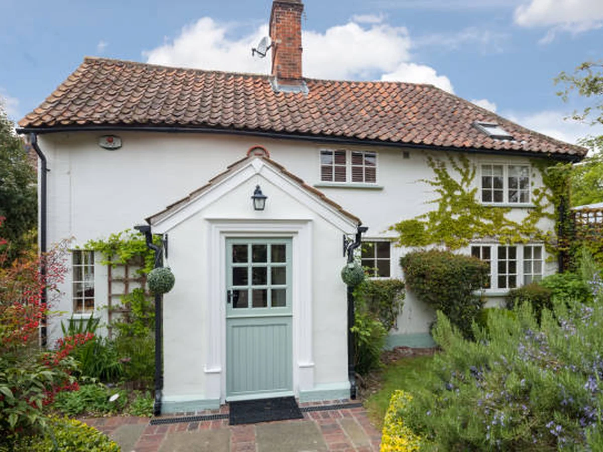 Exterior painting of white country cottage in South Cave by Hull Decorators, painters and decorators