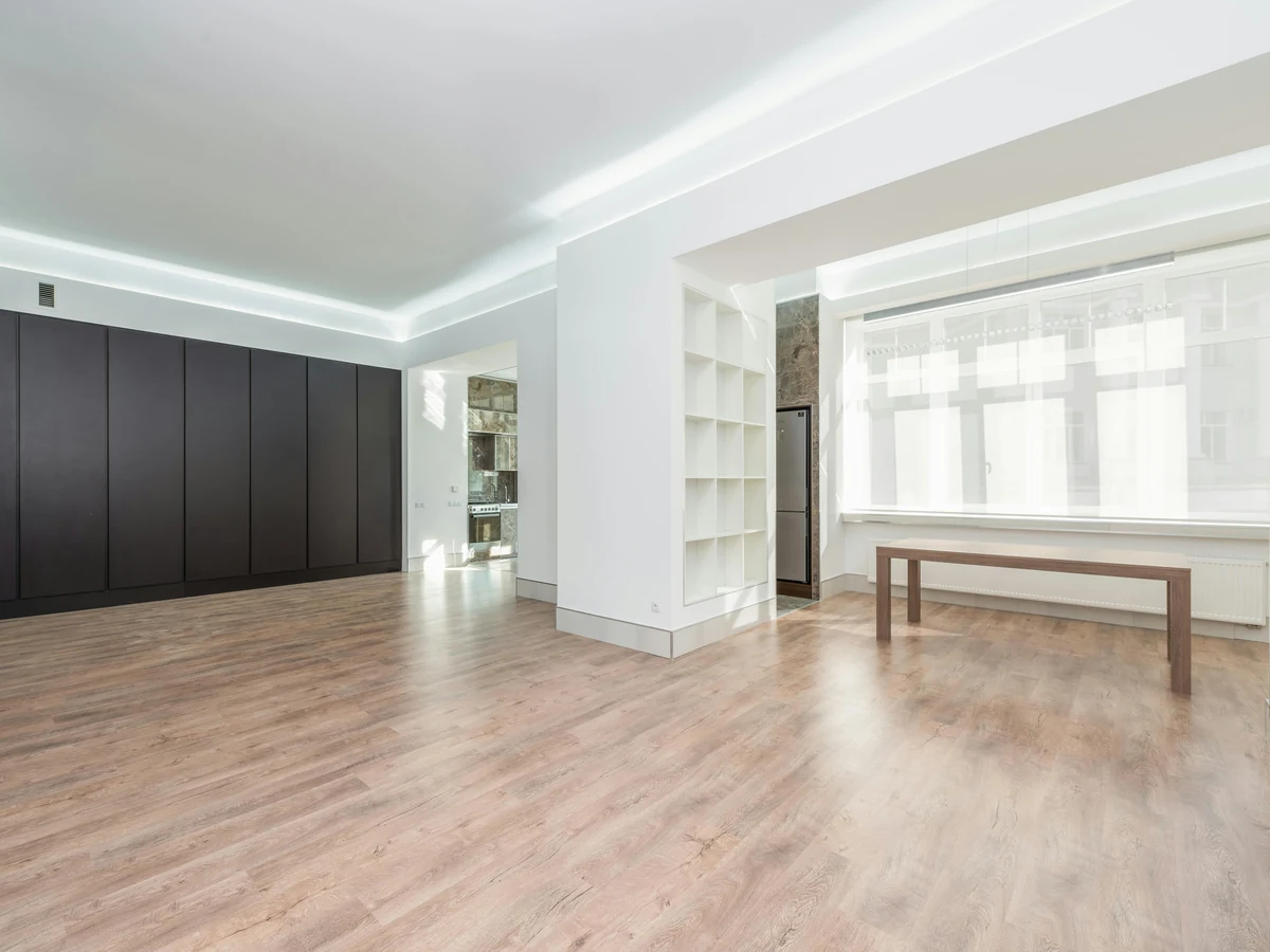 interior-painting-empty-bright-room-hull-decorators Interior painting services in Hull - bright freshly painted room by Hull Decorators