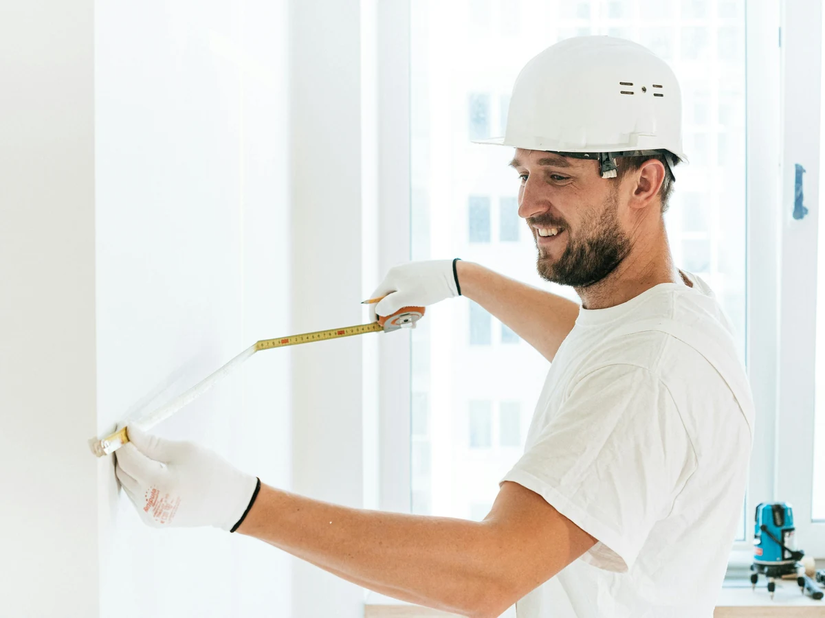 painting-decorating-tradesman-hard-hat-hull-decorators Painting and decorating in Walkington by Hull Decorators, professional painter and decorator in hard hat
